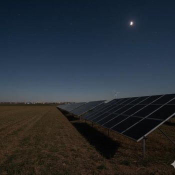 آیا پنل خورشیدی در شب کار میکند؟